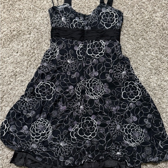 Evan Picone Womens 4 Black White Embroidered Cocktail Floral Dress Lined Party - Picture 6 of 7